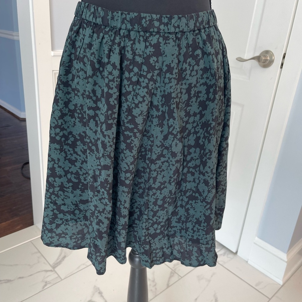 Uniqlo Green and Black Floral Knee length Skirt